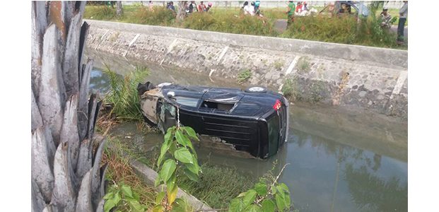 Belajar Setir Mobil, Avanza Nyemplung ke Sungai Belajar Setir Mobil, Avanza Nyemplung ke Sungai