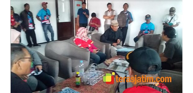 Belasan Orang Pendukung Capres 02 Geruduk Bawaslu Pacitan Belasan Orang Pendukung Capres 02 Geruduk Bawaslu Pacitan