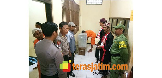 Belasan Tahanan Polres Situbondo Ikuti Coblosan Pilgub Jatim Belasan Tahanan Polres Situbondo Ikuti Coblosan Pilgub Jatim
