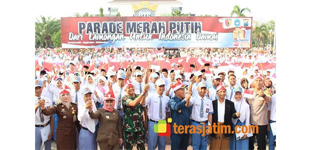 Bentangan Bendera Ratusan Meter, Warnai Parade Merah Putih di Lamongan Bentangan Bendera Ratusan Meter, Warnai Parade Merah Putih di Lamongan