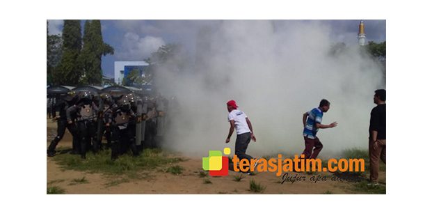 Bentrok Masa vs Aparat, Warnai Simulasi Sispamkota di Pacitan Bentrok Masa vs Aparat, Warnai Simulasi Sispamkota di Pacitan