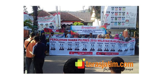 Berharap Hasil Suara Pilpres Tidak Berubah, Masa Peduli Pemilu Jujur di Pacitan Gelar Aksi Damai Berharap Hasil Suara Pilpres Tidak Berubah, Masa Peduli Pemilu Jujur di Pacitan Gelar Aksi Damai