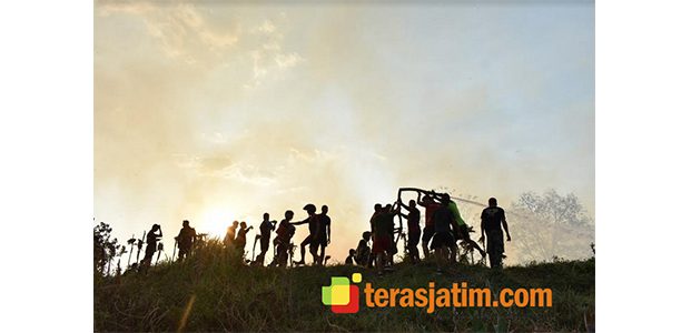 Berjibaku Dengan Si Jago Merah, Yonarmed 12/Divif 2 Bantu Padamkan Kebakaran Lahan Warga Berjibaku Dengan Si Jago Merah, Yonarmed 12/Divif 2 Bantu Padamkan Kebakaran Lahan Warga