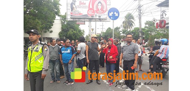 Berniat Turunkan Baliho, Panwaslu Kota Blitar Dihadang Massa Berniat Turunkan Baliho, Panwaslu Kota Blitar Dihadang Massa