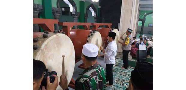 Bersama Bupati, Kapolres Tabuh Bedug Gema Takbir Akbar di Masjid Agung Trenggalek Bersama Bupati, Kapolres Tabuh Bedug Gema Takbir Akbar di Masjid Agung Trenggalek