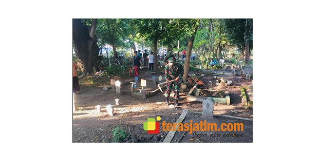 Bersih-Bersih Makam, Sambut Kedatangan Bulan Suci Ramadhan Bersih-Bersih Makam, Sambut Kedatangan Bulan Suci Ramadhan