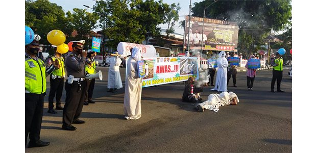 Gelar Teatrikal di Jalan, Satlantas Polres Blitar Kota Ingatkan Pandemi Covid-19 Belum Berakhir Gelar Teatrikal di Jalan, Satlantas Polres Blitar Kota Ingatkan Pandemi Covid-19 Belum Berakhir