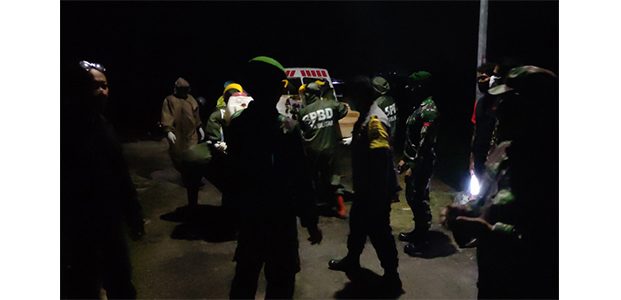 Pastikan Pemakaman Jenazah Pasien Covid-19 Berjalan Aman, Polisi Kawal Sampai Prosesi Akhir Pastikan Pemakaman Jenazah Pasien Covid-19 Berjalan Aman, Polisi Kawal Sampai Prosesi Akhir