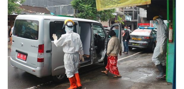 5 Pasien Covid-19 di Kota Blitar, Dijemput Untuk Dipindahkan ke Lokasi Isoter 5 Pasien Covid-19 di Kota Blitar, Dijemput Untuk Dipindahkan ke Lokasi Isoter