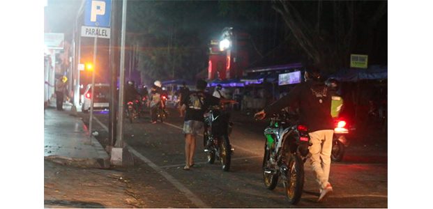 Terjaring Razia Balap Liar, Belasan Pemuda Ini Harus ‘Tuntun’ Motornya ke Mapolres Terjaring Razia Balap Liar, Belasan Pemuda Ini Harus ‘Tuntun’ Motornya ke Mapolres