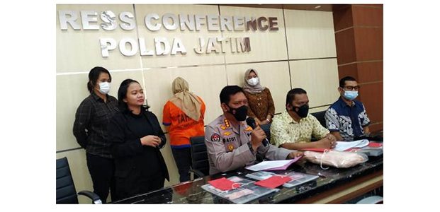 Tawarkan Purelnya Untuk Layani Esek-Esek, Mami Karaoke di Blitar Diciduk Tawarkan Purelnya Untuk Layani Esek-Esek, Mami Karaoke di Blitar Diciduk