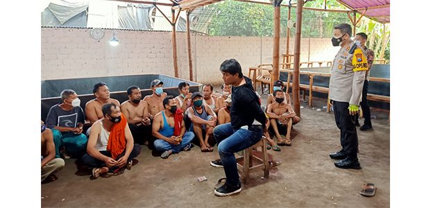 3 Hari PPKM Darurat, Polres Blitar Tutup Kafe, Tangkap Penjudi Hingga Putar Balik Puluhan Kendaraan 3 Hari PPKM Darurat, Polres Blitar Tutup Kafe, Tangkap Penjudi Hingga Putar Balik Puluhan Kendaraan