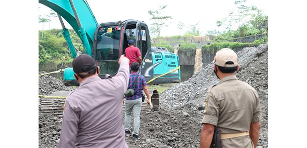 Razia Tambang Pasir Ilegal di Nglegok Blitar, 6 Orang Diamankan Razia Tambang Pasir Ilegal di Nglegok Blitar, 6 Orang Diamankan