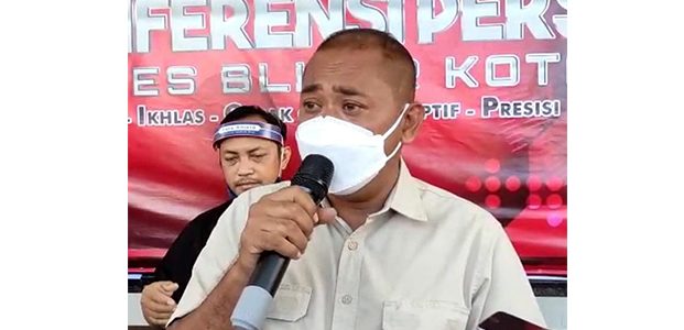 Pembagian Ribuan Sepatu Untuk Siswa SMP di Kota Blitar Diduga Gunakan Merek Palsu Pembagian Ribuan Sepatu Untuk Siswa SMP di Kota Blitar Diduga Gunakan Merek Palsu
