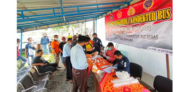 Puluhan Awak Bus di Terminal Patria Blitar Jalani Tes Urine Puluhan Awak Bus di Terminal Patria Blitar Jalani Tes Urine