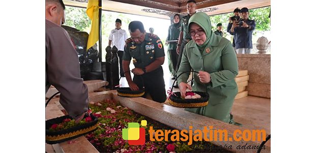 Kunjungi Blitar, Pangdam Brawijaya Beri Pembekalan Istri Prajurit Hingga Ziarah ke Makam Bung Karno