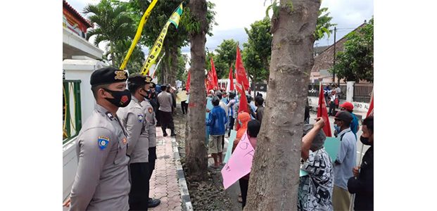 Desak Tuntaskan Kasus Dugaan Korupsi KONI Kota Blitar, Ratusan Massa Geruduk Kantor Kejari Blitar Desak Tuntaskan Kasus Dugaan Korupsi KONI Kota Blitar, Ratusan Massa Geruduk Kantor Kejari Blitar