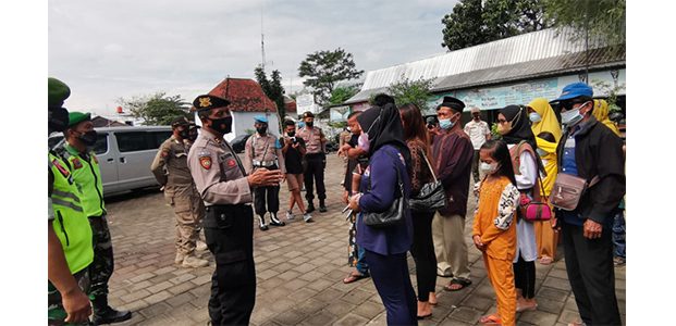 Meski Kota Blitar Masuk Zona Hijau, Petugas Gabungan Gencar Lakukan Razia Prokes Meski Kota Blitar Masuk Zona Hijau, Petugas Gabungan Gencar Lakukan Razia Prokes