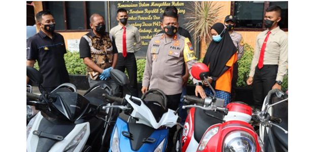 Terlilit Hutang, Ibu Muda di Blitar Nekat Gelapkan 9 Sepeda Motor Terlilit Hutang, Ibu Muda di Blitar Nekat Gelapkan 9 Sepeda Motor