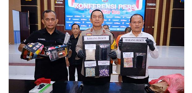 Tangkap 2 Tersangka, Polres Blitar Kota Gagalkan Peredaran Narkoba Senilai Rp1,5 M Tangkap 2 Tersangka, Polres Blitar Kota Gagalkan Peredaran Narkoba Senilai Rp1,5 M