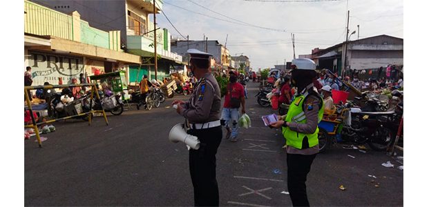 Hari Kedua Operasi Patuh Semeru,  Polres Blitar Kota Beri Imbauan ke Pedagang Pasar Templek