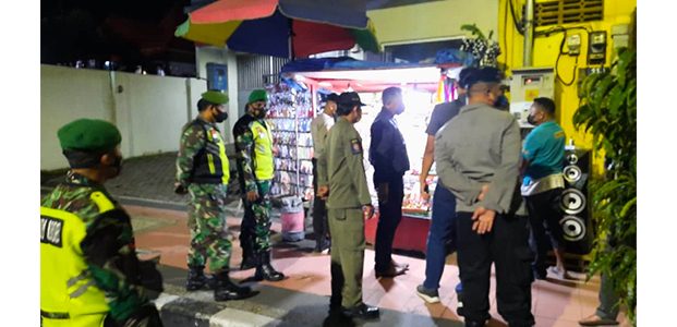 Jelang Tahun Baru, Petugas Gabungan di Kota Blitar Gelar Razia Penjual Kembang Api dan Kafe Jelang Tahun Baru, Petugas Gabungan di Kota Blitar Gelar Razia Penjual Kembang Api dan Kafe