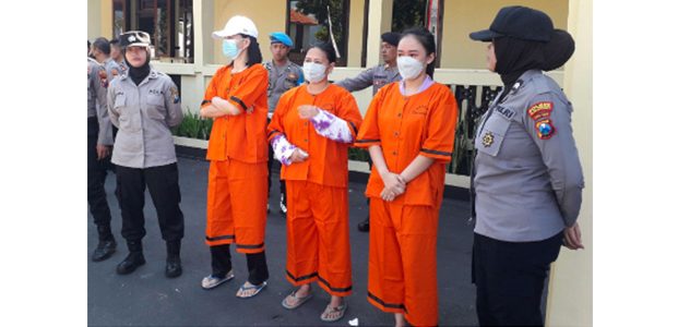 3 Emak-Emak Cantik di Bondowoso Jadi Pesakitan Polisi, Ini Kasusnya 3 Emak-Emak Cantik di Bondowoso Jadi Pesakitan Polisi, Ini Kasusnya