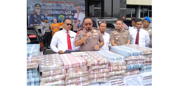 Bongkar Kasus Investasi Ilegal, Polda Jatim Sita Uang 120 Miliar dan 18 Unit Mobil Bongkar Kasus Investasi Ilegal, Polda Jatim Sita Uang 120 Miliar dan 18 Unit Mobil