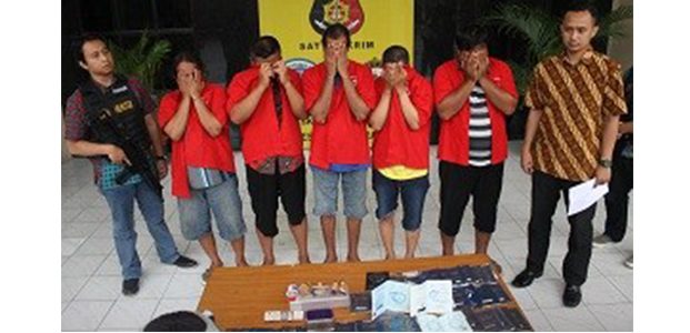 Kompotan Pemalsu Buku KIR Dibongkar, 2 Pelaku Pegawai Dishub Kompotan Pemalsu Buku KIR Dibongkar, 2 Pelaku Pegawai Dishub