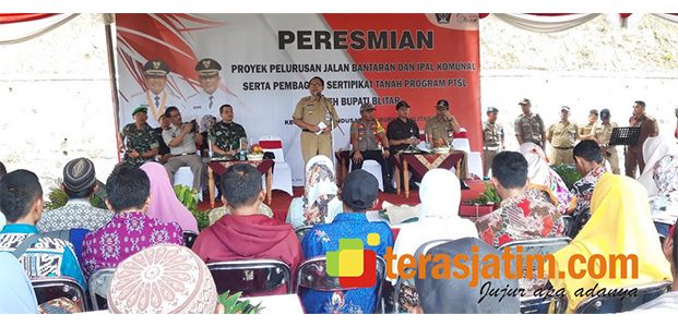 Bupati Blitar Bagikan 549 Sertifikat Hasil Program PTSL Bupati Blitar Bagikan 549 Sertifikat Hasil Program PTSL