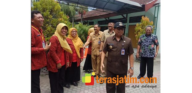 Bupati Blitar Monitoring Pelaksanaan UNBK di Sutojayan Bupati Blitar Monitoring Pelaksanaan UNBK di Sutojayan