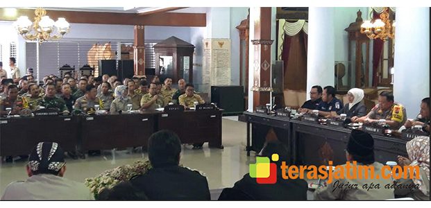 Bupati Blitar Paparkan Persiapan Pemilu 2019 ke Gubernur Jatim Bupati Blitar Paparkan Persiapan Pemilu 2019 ke Gubernur Jatim
