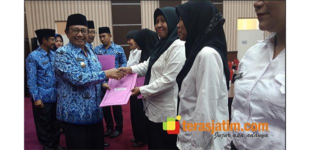 Bupati Blitar Serahkan 16 SK CPNS PTT Kemenkes RI Bupati Blitar Serahkan 16 SK CPNS PTT Kemenkes RI