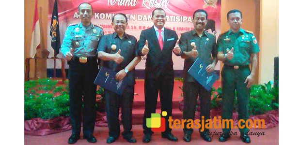 Bupati dan Walikota Blitar Ikut Program Tax Amnesty di KPP Pratama Blitar Bupati dan Walikota Blitar Ikut Program Tax Amnesty di KPP Pratama Blitar