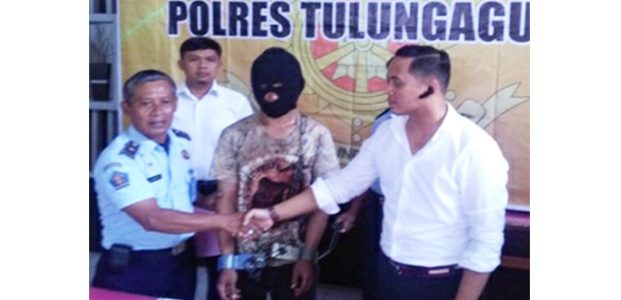 Buron Lapas Tulungagung Tertangkap Saat Ngamuk di Rumah Kades-nya Buron Lapas Tulungagung Tertangkap Saat Ngamuk di Rumah Kades-nya