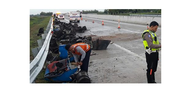 Bus Rombongan BPBD Kabupaten Blitar Tabrakan di Tol Ngawi-Solo Bus Rombongan BPBD Kabupaten Blitar Tabrakan di Tol Ngawi-Solo