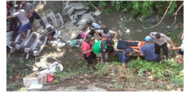 Bus Rombongan TK asal Tulungagung Terjun ke Sungai di Kesamben Blitar, 5 Orang Tewas Bus Rombongan TK asal Tulungagung Terjun ke Sungai di Kesamben Blitar, 5 Orang Tewas