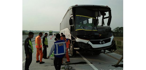 Bus Seruduk Fuso di Tol Ngawi-Kertosono, 6 Orang Terluka Bus Seruduk Fuso di Tol Ngawi-Kertosono, 6 Orang Terluka