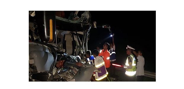 Bus Seruduk Tronton di Tol Ngawi, 2 Tewas dan 14 Luka Bus Seruduk Tronton di Tol Ngawi, 2 Tewas dan 14 Luka