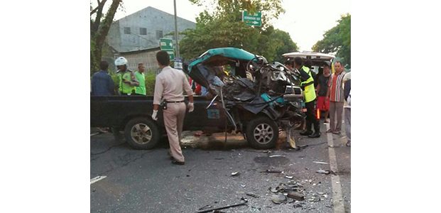 Bus Tabrak L300 di Depan Terminal Ngawi, Seorang Tewas Terjepit Kabin Mobil Bus Tabrak L300 di Depan Terminal Ngawi, Seorang Tewas Terjepit Kabin Mobil