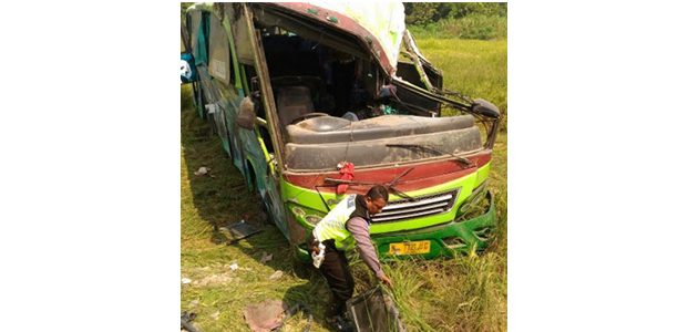 Bus Terguling di Mojoagung Jombang, Seorang Penumpang Tewas dan Puluhan Luka-Luka Bus Terguling di Mojoagung Jombang, Seorang Penumpang Tewas dan Puluhan Luka-Luka