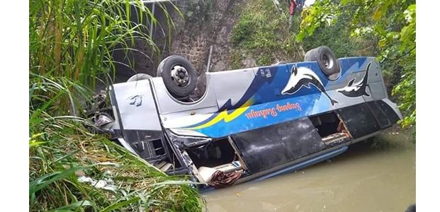 Bus Terjun ke Sungai di Kedunggalar Ngawi, 2 Orang Tewas dan Belasan Orang Terluka Bus Terjun ke Sungai di Kedunggalar Ngawi, 2 Orang Tewas dan Belasan Orang Terluka