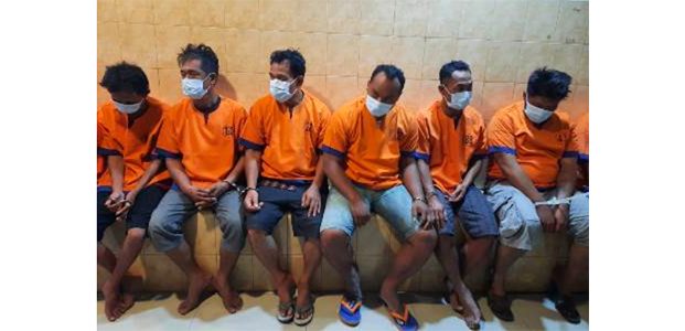 Lakukan Penggerebekan Abal-Abal, 6 Anggota Komplotan Polisi Gadungan Minta Uang 86 Lakukan Penggerebekan Abal-Abal, 6 Anggota Komplotan Polisi Gadungan Minta Uang 86