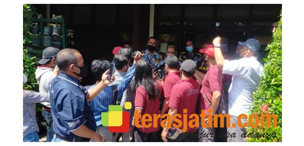 Kantor Dinas PU Cipta Karya Banyuwangi Digeruduk LSM, Ada Apa? Kantor Dinas PU Cipta Karya Banyuwangi Digeruduk LSM, Ada Apa?