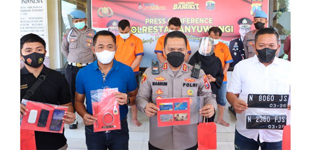 Polresta Banyuwangi Bekuk Sindikat Pencurian Modus Ganjal Mesin ATM Polresta Banyuwangi Bekuk Sindikat Pencurian Modus Ganjal Mesin ATM