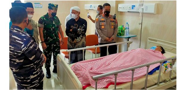 Ketua MUI Pesanggaran Banyuwangi Ditusuk Oleh Santri Barunya Ketua MUI Pesanggaran Banyuwangi Ditusuk Oleh Santri Barunya