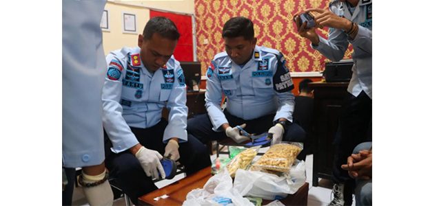Tukang Ojol di Banyuwangi Antar Sandal Jepit Berisi Sabu ke Dalam Lapas Tukang Ojol di Banyuwangi Antar Sandal Jepit Berisi Sabu ke Dalam Lapas