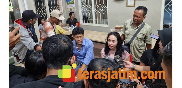 Mobilnya Dihadang di Jalan, Wanita Cantik ini Menangis Histeris di Mapolresta Banyuwangi Mobilnya Dihadang di Jalan, Wanita Cantik ini Menangis Histeris di Mapolresta Banyuwangi