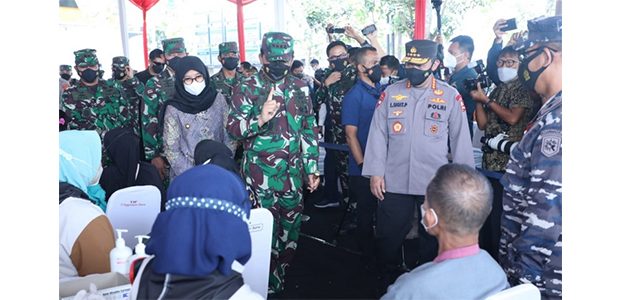 Kunjungi Banyuwangi, Panglima TNI dan Kapolri Tinjau Serbuan Vaksinasi di RSNU Mangir Kunjungi Banyuwangi, Panglima TNI dan Kapolri Tinjau Serbuan Vaksinasi di RSNU Mangir