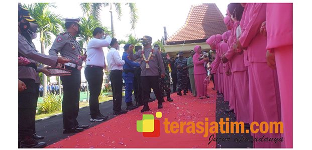 Pelepasan Kombes Arman Diwarnai Rasa Haru Anggota Polresta Banyuwangi Pelepasan Kombes Arman Diwarnai Rasa Haru Anggota Polresta Banyuwangi